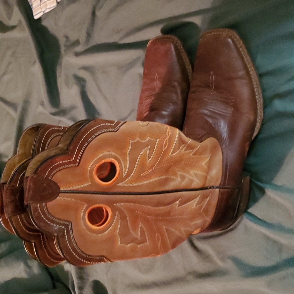 ARIAT BOOTS..